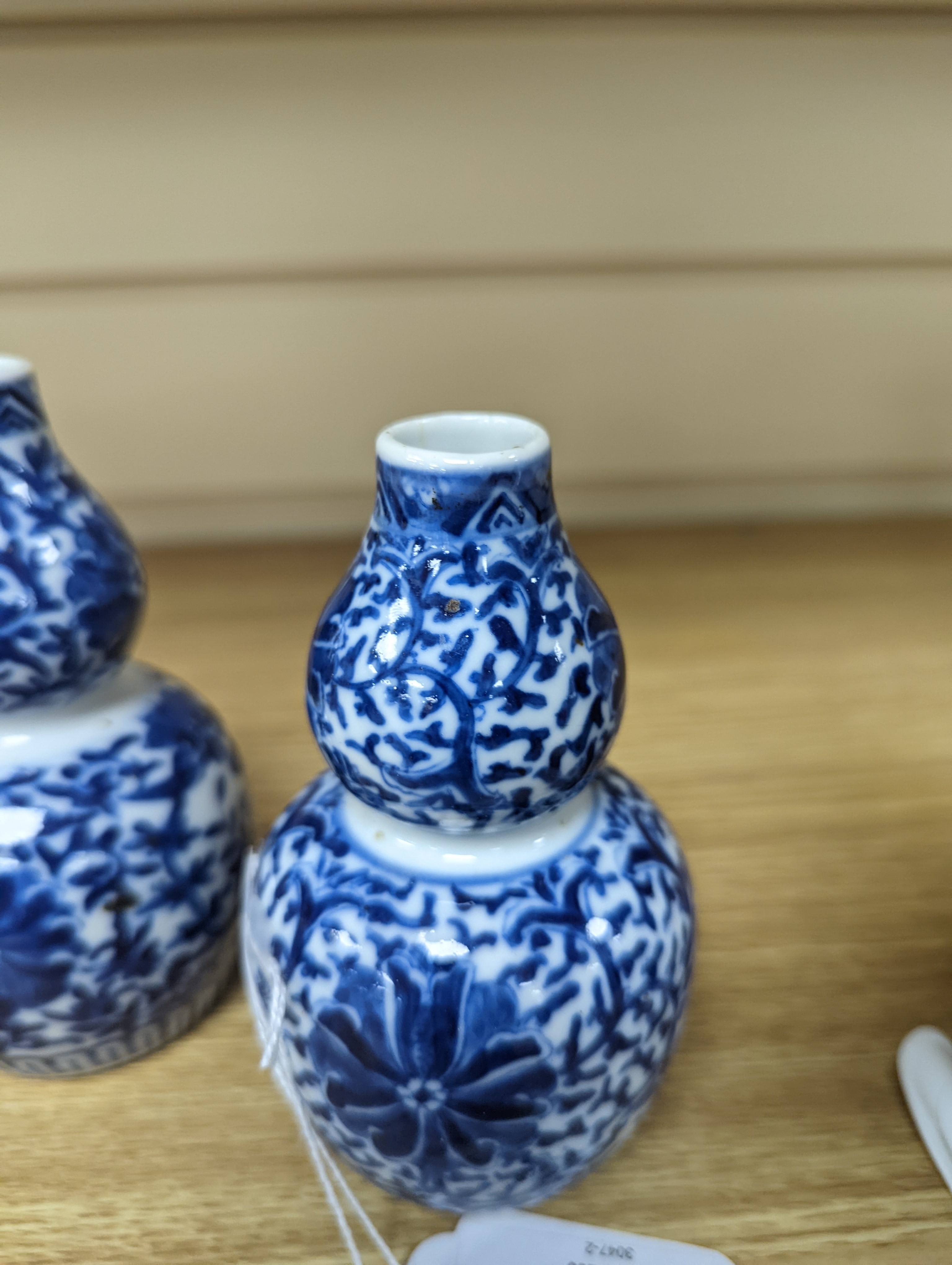 A pair of Chinese blue and white double-gourd small vases 14cm